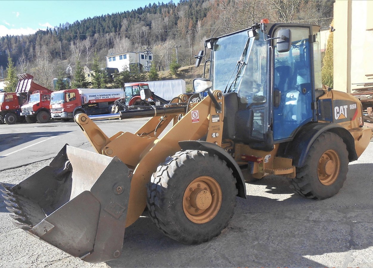 Nakladac CAT 906H
