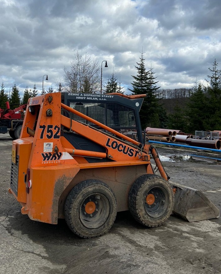 Nakladac UNC LOCUST 752
